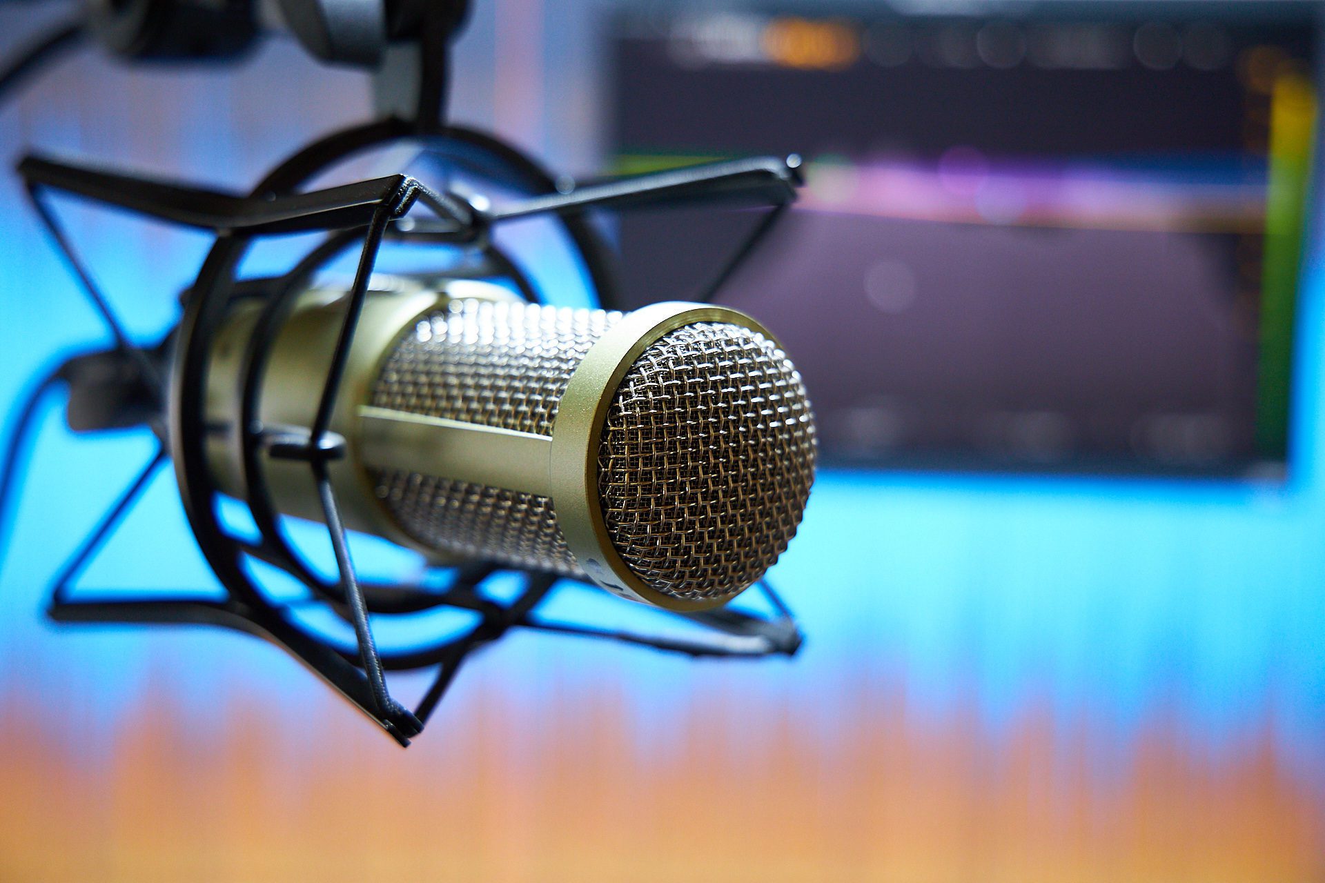 Blogging vs. Podcasting: Which is Better for the Modern Marketer?